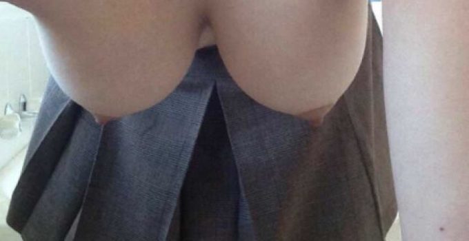 Selfie topless en jupe