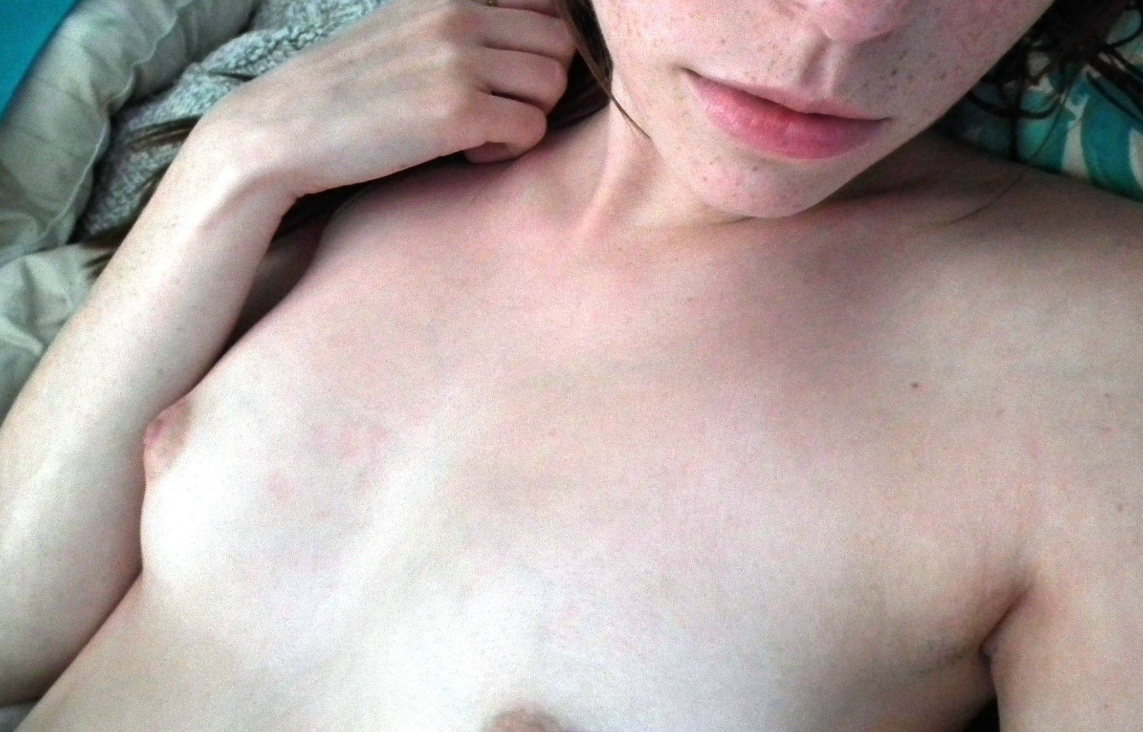 Selfie topless de mes petits seins