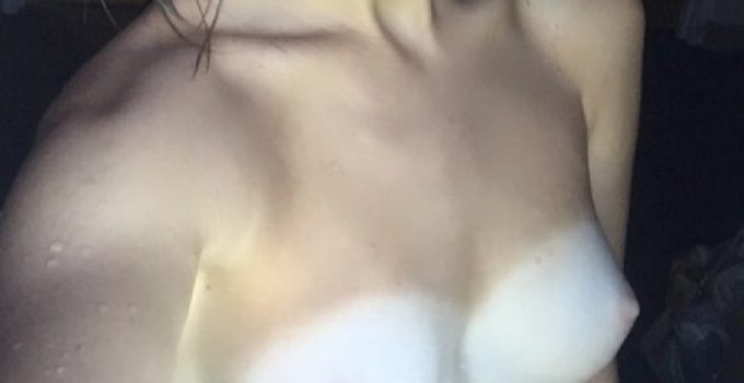 Selfie topless bronzé et chaude